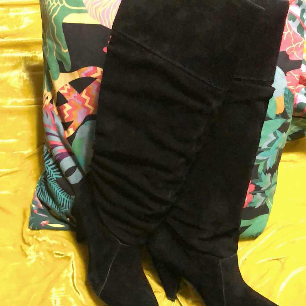 Black boots, suede